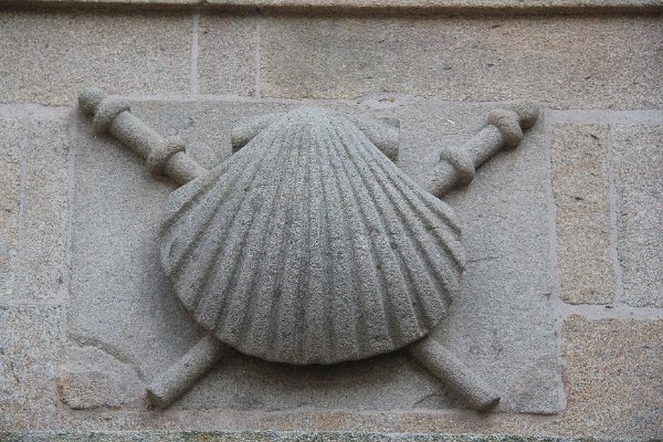 Lastura hřebenatky - symbol Svatojakubské cesty
